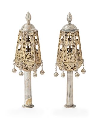 זוג "רימונים" לספר תורה – אלג'יריה או מרוקו, המאה ה-19 – משפחת נהון. זוג "רימונים" לספר תורה. 