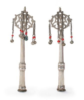 זוג "רימונים" לספר תורה עשויים כסף – מרוקו, שלהי המאה ה-19 או ראשית המאה ה-20. זוג "רימונים" 