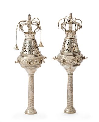 זוג "רימונים" לספר תורה – פז, מרוקו, לאחר 1925. זוג "רימונים" לספר תורה. פז (פאס), מרוקו, 