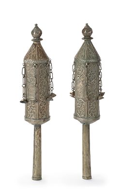 זוג "רימונים" לספר תורה – צפון אפריקה, ראשית המאה ה-20 – משפחת בן חמו. זוג "רימונים" לספר תורה. 