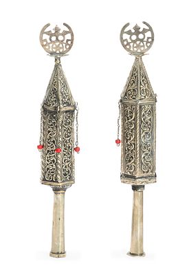 זוג "רימונים" לספר תורה – כנראה צפון אפריקה, ראשית המאה ה-20. זוג "רימונים" לספר תורה. [כנראה 