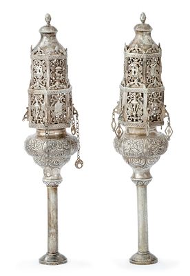 זוג "רימונים" גדולים לספר תורה – תוניסיה או לוב – משפחת סלמה. זוג "רימונים" לספר תורה. [צפון 