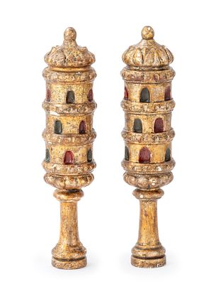 זוג "רימונים" עשויים עץ – לוב או תוניסיה. זוג "רימונים" לספר תורה או לבימת בית הכנסת. 