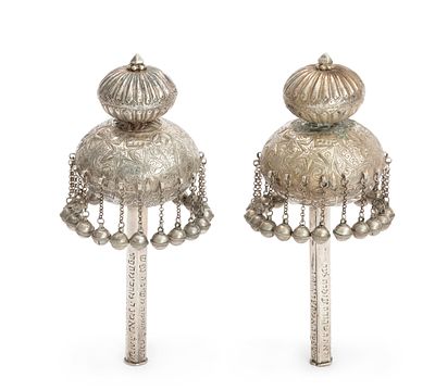 זוג "רימונים" לספר תורה עשויים כסף – תימן. זוג "רימונים" לספר תורה. תימן, אולי עדן, 