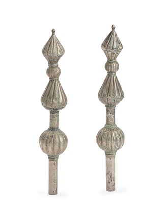 זוג "רימונים" עשויים כסף, עם כתובות הקדשה ופסוקי תהלים – תימן. זוג "רימונים" לספר תורה. [תימן 