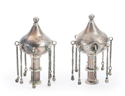 זוג "רימונים" לספר תורה – הודו. זוג "רימונים" לספר תורה. [הודו, אולי בומבי, 