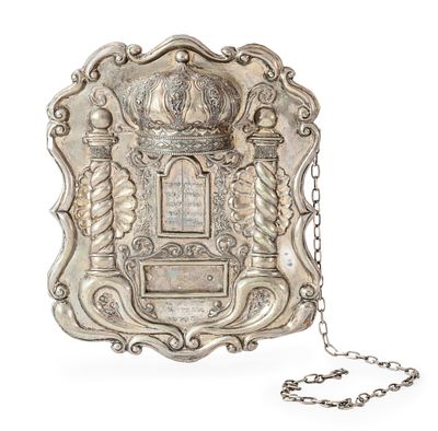 טס גדול לספר תורה – וינה / הונגריה או סרביה, תר"ז, 1847. טס לספר תורה. נוצר בווינה, [1847 