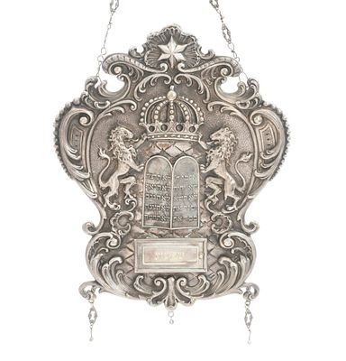 טס לספר תורה תוצרת פוזן – פרנקפורט על המיין, 1900 בקירוב – משפחת קליין. טס לספר תורה. [פרנקפורט 