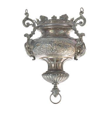 נר זיכרון גדול לבית הכנסת – תוצרת Demarquet Fr&egrave;res – פריז, שלהי המאה ה-19 / כתובת הקדשה של 