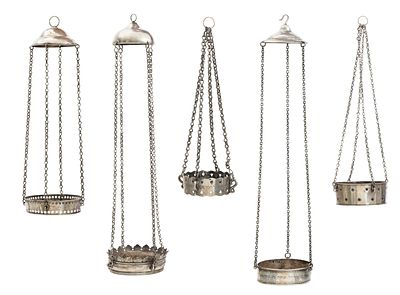 חמישה נרות זיכרון תלויים עשויים כסף – גיברלטר, המאה ה-19. חמישה נרות זיכרון תלויים לבית הכנסת. 