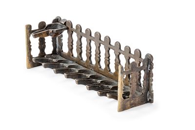 מנורת חנוכה בדגם אדריכלי מוקדם – איטליה, המאה ה-17 או ה-18. מנורת חנוכה מעוצבת בדגם אדריכלי. 