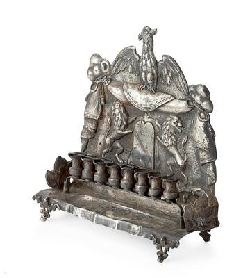 מנורת חנוכה עשויה כסף עם עיטור עיט, תוצרת Weichesm&uuml;ller – וינה, המאה ה-19. מנורת חנוכה. וינה 