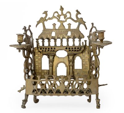 מנורת חנוכה מעוצבת כחזית בית-כנסת – פולין, המאה ה-19. מנורת חנוכה. [פולין, המאה ה-19]. 