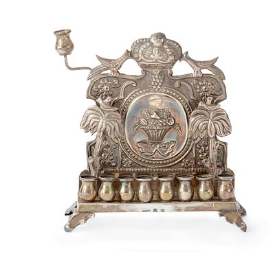 מנורת חנוכה עשויה כסף תוצרת יצחק שקמן – ורשה, 1900 בקירוב. מנורת חנוכה. [ורשה, פולין, 1900 