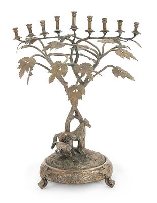 מנורת חנוכה גדולה ומאסיבית מעוצבת כעץ, עם עיטורי סוסים – ורשה, 1900 בקירוב. מנורת חנוכה זקופה 