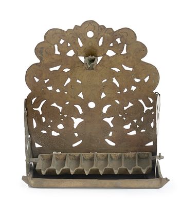 מנורת חנוכה גדולה מעוטרת בבנות-ים (סירנות) – כנראה מרוקו, המאה ה-19. מנורת חנוכה. [כנראה מרוקו 