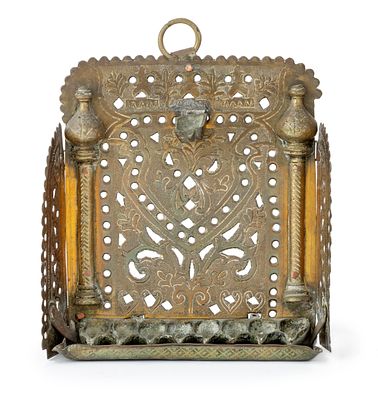 מנורת חנוכה עם עיטורי עמודים גדולים – תטואן, מרוקו. מנורת חנוכה. תטואן (תטואן), צפון מרוקו, 