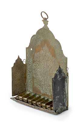 מנורת חנוכה מעוטרת – מרקש, ראשית המאה ה-20. מנורת חנוכה. [מרקש, מרוקו, ראשית של המאה 