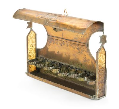 מנורת חנוכה גדולה עם גגון ודפנות זכוכית – מרקש, מרוקו. מנורת חנוכה. [מרוקו, כנראה מרקש, שנות 