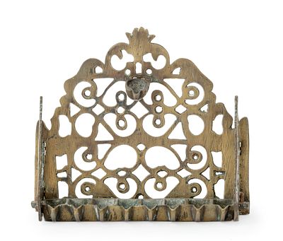 מנורת חנוכה מעוטרת בחמסות – אלג'יריה. מנורת חנוכה. [אלג'יריה, ראשית המאה 