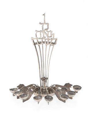 מנורת חנוכה מכסף – לודוויג יהודה וולפרט. מנורת חנוכה מעשה ידי לודוויג יהודה וולפרט. 