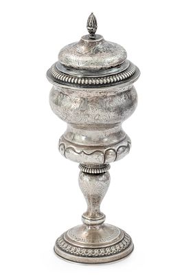 גביע כסף עם מכסה – ברלין, המאה ה-19 – כתובת הקדשה מקהילת וואלשטיין, תר"א, 1841. גביע עשוי כסף עם 