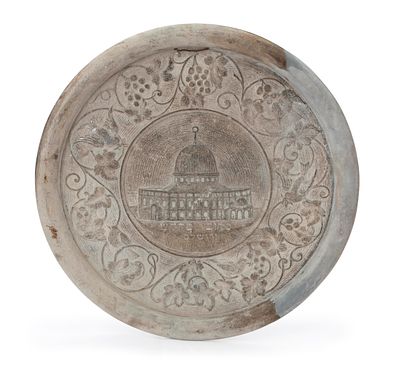 צלחת "אבן ים המלח" לתלייה – תבליט כיפת הסלע – ארץ ישראל, שלהי המאה ה-19. צלחת עגולה וגדולה 