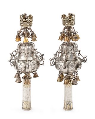 זוג "רימונים" לספר תורה מבית הכנסת הגדול של לונדון – לונדון, 1722 – כנראה מעשה ידי אברהם לופז 