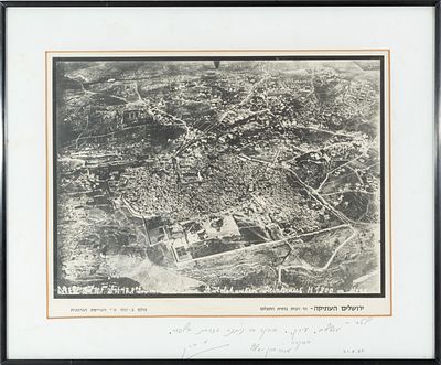 צילום אוויר של העיר ירושלים, עם הקדשה מאת אהוד ברק, לראש העיר טדי קולק – 1987. הדפסה מאוחרת של 