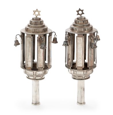 זוג "רימונים" מודרניסטיים לספר תורה – גרמניה, העשורים הראשונים של המאה ה-20. זוג "רימונים" לספר 