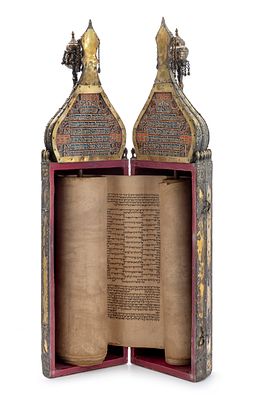 תיק מפואר לספר תורה עם זוג "רימונים" וספר תורה – בגדאד, המאה ה-19. תיק לספר תורה, עם ספר תורה 