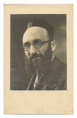 תצלום הרב דסלר – אנגליה, שנות התר"צ. תצלום הגאון רבי אליהו אליעזר דסלר בעל "מכתב 