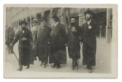 תמונת האדמו"ר בעל "מנחת אלעזר" אב"ד מונקאטש – אירופה, שנות התר"פ-תר"צ. גלויה עם תמונת האדמו"ר 