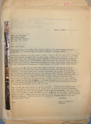 קלסר מכתבים שנשלחו אליו הרב ד"ר אליהו לאו יונג משנות ה-50 ועד כמה חודשים לפני מותו ב-1987.