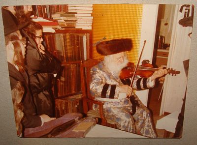 תצלום - האדמו"ר מוזטשקא מנגן בכינור