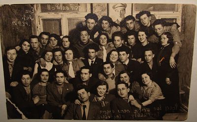 תצלום - קיבוץ "החלוץ" - תמונת טרומפלדור ברקע - סיאוליאיי, ליטא. 1934. גודל גלויה 
#171223