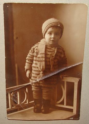 תצלום - "זה התמונה של [...] אהרן גוטענסקי שליט"א.. שנת תרצ"ד לפ"ק בארנאוויטש". גודל גלויה