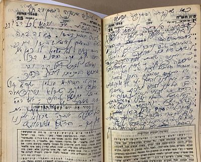 ספר מלא בכתב יד - מאות עמודים כתובים בדברי תורה, סיפורים, אזכור אדמו"רים, תקופת השואה וכ"ו. 