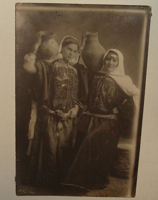 Foto Bayer, ירושלים - תצלום סטודיו של זוג נשים בלבוש מסורתי, 1929. תצלום כסף ג'לטין בגוון ספיה 