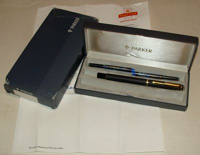 עט נובע - PARKER. סט עט נובע Parker Rialto (אשר הושק במקור כדגם 88) בגימור לכה שחורה מט על גוף 