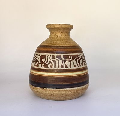כד קרמיקה ישראלית וינטאג׳ - ברור חיל. כלי קרמיקה ישראלי, חתום בתחתית. עיצוב מודרני. ברור חיל 