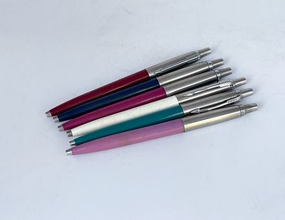 אוסף שש עטים פרקר וינטאג׳ צבעוניות. אוסף עטים פרקר. כל עט בצבע אחר.