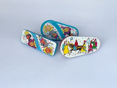 אוסף שלושה רעשנים לחג פורים. שלושה רעשנים ישנים. כל רעשן בעיצוב אחר - המן הרשע, אחשוורוש וכו׳.