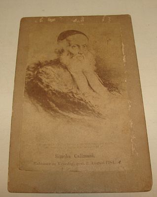 תמונת (CdV) רבי שמחה קאלימאני, רב בוונציה, המאה ה-19. הדפס פוטומכני בגווני ספיה המודבק על גבי 