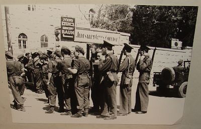 "חיפושים בירושלים" - תצלום ארכיוני של חיילים בריטים בירושלים בשלהי תקופת המנדט, 1947 בערך. תצלום 