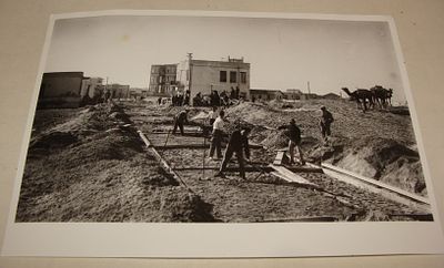 יעקב בן דב, סלילת כבישים בתל אביב, 1920 Photo Print - תצלום. הדפסה בשחור-לבן מאת יעקב בן דב 