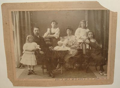 [TRANSLATION_ERROR]. תצלום דיוקן משפחתי רחב המודבק על לוח קרטון מקורי. ירושלים, ראשית המאה ה-20. 