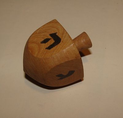 סביבון - סביבון עץ זית מגולף ביד עם אותיות עבריות צבועות בשחור