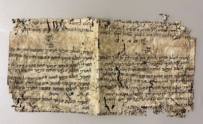 דף (ביפוליום) מכתב יד על קלף, תפילות, קמיע [?].
