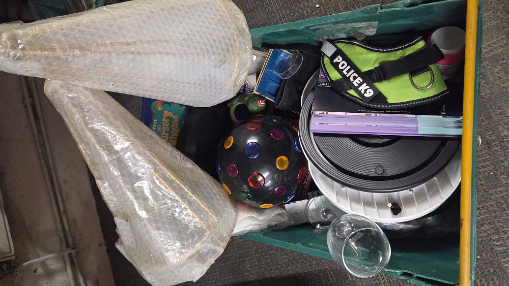 Lot 209 – A Collection of Miscellaneous Household and Pet Items